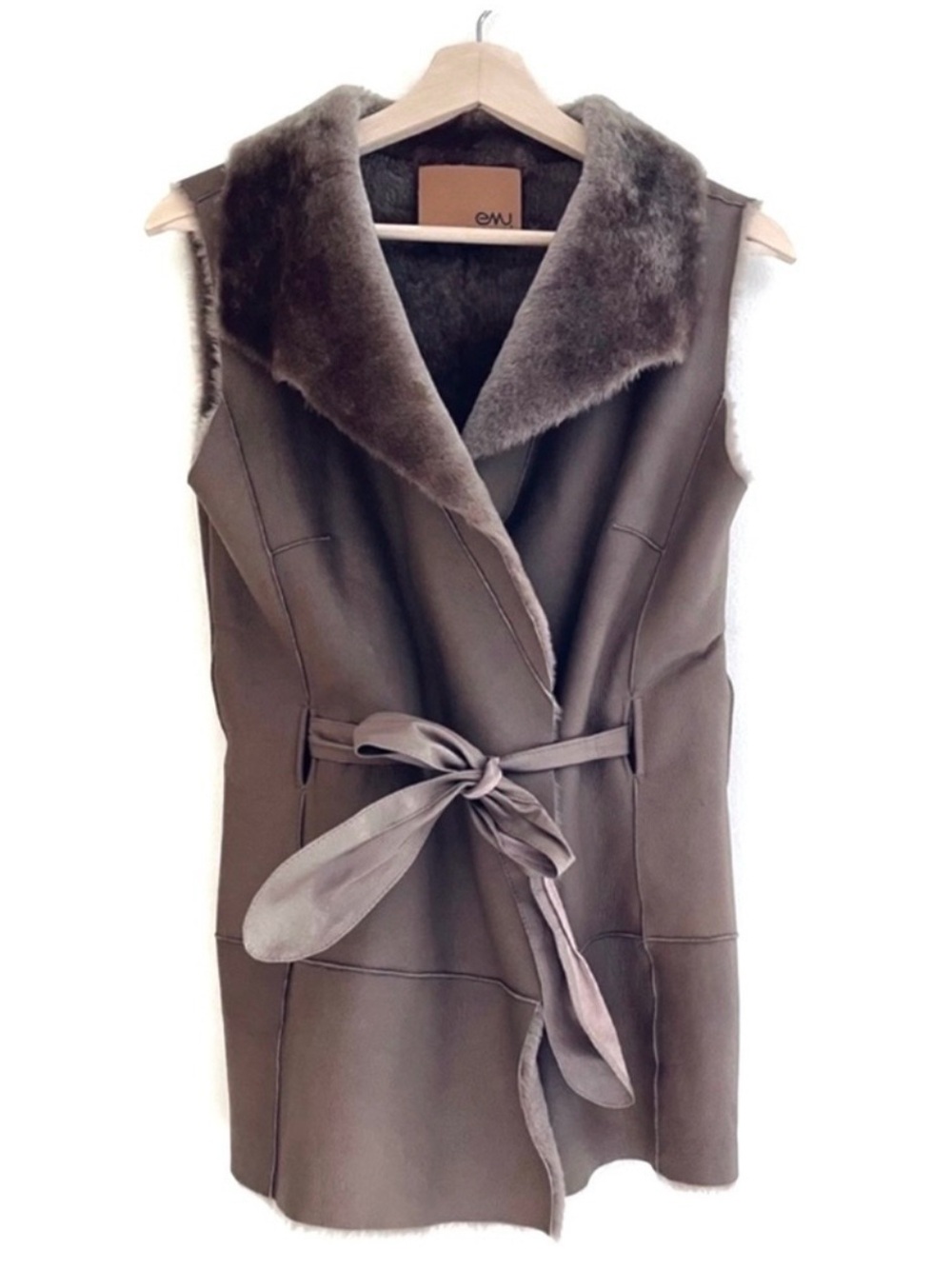 EMU Australia Mushroom Reversible Leather
Sheepskin Wrap Vest Size Small